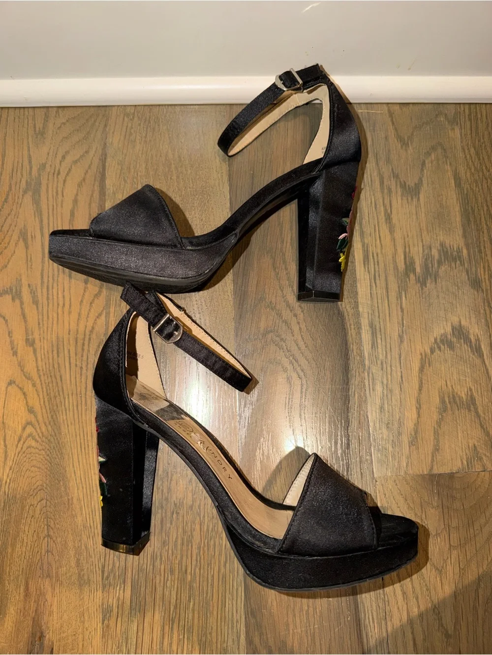 Chinese  Laundry black satin Embroidered Platform Heel Sandals size 8